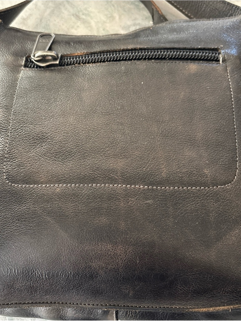 BedStu Venice Classic Unisex Black Leather Messenger Bag with Front Buckle - Picture 6 of 15